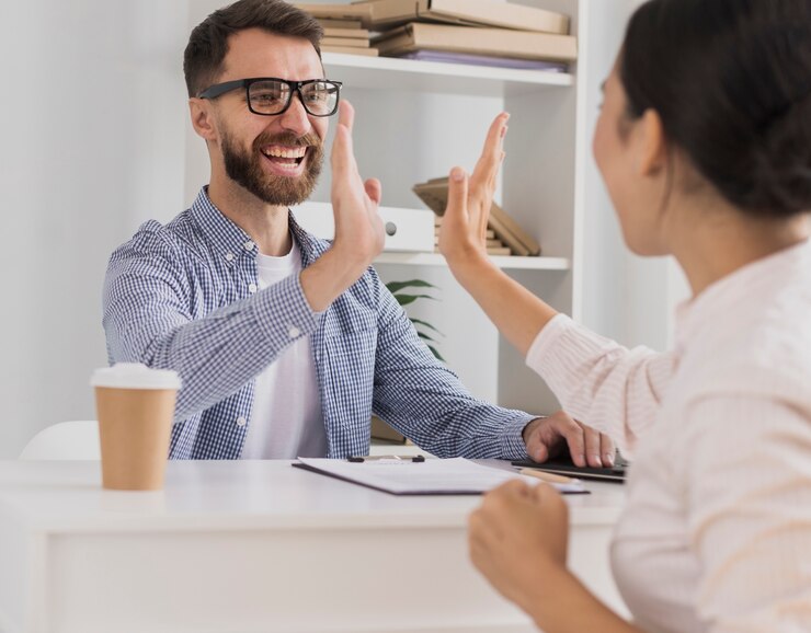 companeros trabajo felices celebrando choca cinco 23 2148326949